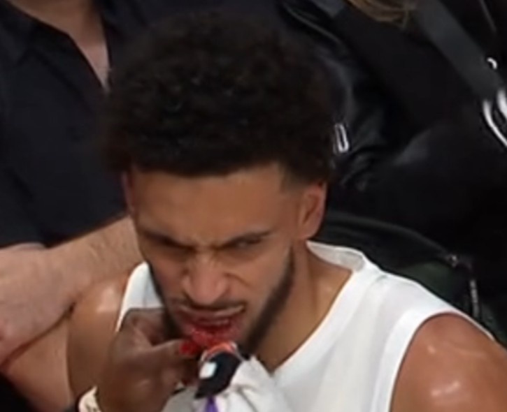 开拓者媒体人：卡马拉牙掉了 捡起来继续打球  他是顶级硬汉