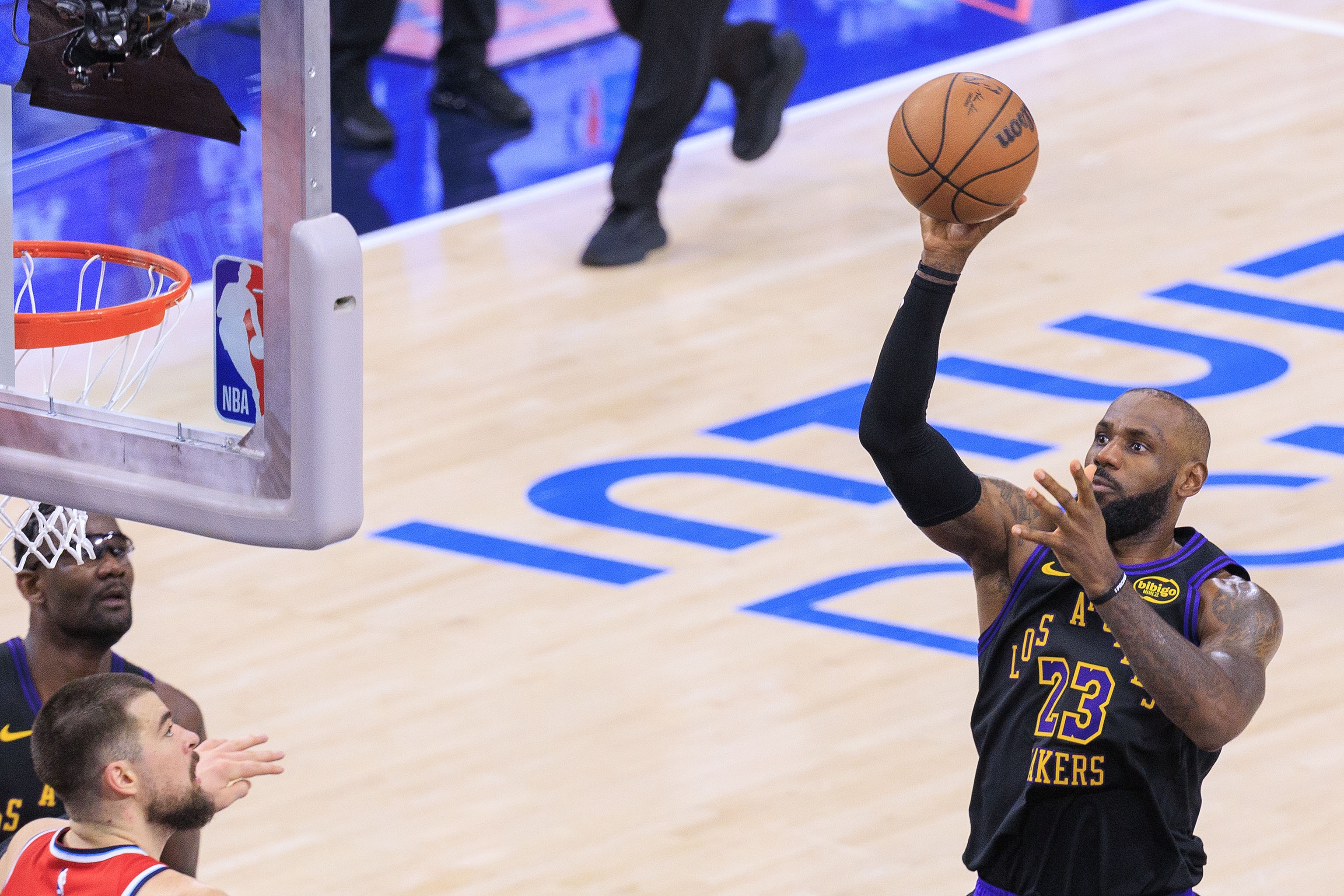 贝博体育-湖人VS快船裁判报告：祖巴茨“High five”詹姆斯 不应被吹犯规